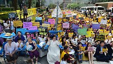 Protestai prie Japonijos ambasados Seule