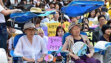 Protestai prie Japonijos ambasados Seule