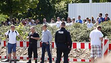 Atvykusi į pabėgėlių stovyklą Merkel buvo sutikta nepasitenkinimo &scaron;ūksniais
