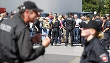 Atvykusi į pabėgėlių stovyklą Merkel buvo sutikta nepasitenkinimo &scaron;ūksniais