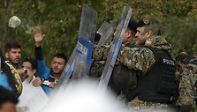 Makedonijos policija mėgina i&scaron;vaikyti migrantus pasienyje