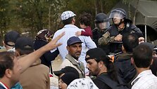 Makedonijos policija mėgina i&scaron;vaikyti migrantus pasienyje