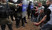 Makedonijos policija mėgina i&scaron;vaikyti migrantus pasienyje