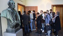Žmonės renkasi į Nobelio medicinos premijos laimėtojų paskelbimą
