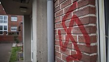 Vokietijoje prieglobsčio pra&scaron;ytojų laikinieji namai apipai&scaron;yti svastikomis