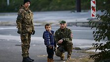 Picerijos darbuotojas atne&scaron;ė picą pabėgėliams laukiantiems prie sienos