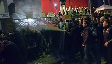 Gyventojų protestas dėl vyriausybę kritikuojančios žiniasklaidos grupės būstinės &scaron;turmo