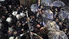Gyventojų protestas dėl vyriausybę kritikuojančios žiniasklaidos grupės būstinės &scaron;turmo