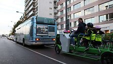 Prancūzijos pradinukai į mokykla atvažiuoja unikaliu minamu mokykliniu autobusiuku
