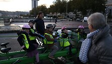 Prancūzijos pradinukai į mokykla atvažiuoja unikaliu minamu mokykliniu autobusiuku