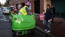 Prancūzijos pradinukai į mokykla atvažiuoja unikaliu minamu mokykliniu autobusiuku