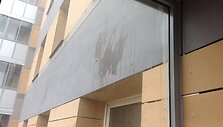 Kiau&scaron;iniais apmėtomas daugiabutis