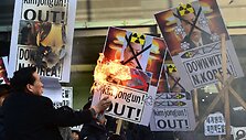 Pietų korėjiečių protestas dėl &Scaron;iaurės Korėjos bandymų pasigaminti atominę bombą