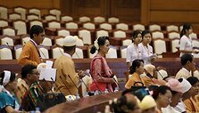 Mianmaro parlamente darbą pradeda Aung San Suu Kyi partija
