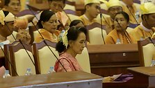 Mianmaro parlamente darbą pradeda Aung San Suu Kyi partija