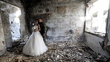 Jaunavedžių fotosesija bombardavimų sugriautame Homso mieste Sirijoje