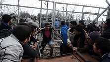 Makedonijos policija a&scaron;arinėmis dujomis vaikė migrantus nuo sienos su Graikija
