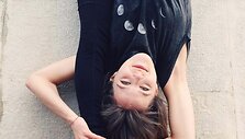 Vienoje gyvenanti Sara Ticha apkeliavo visą Europą ir fotografavosi atliekant jogos pozas