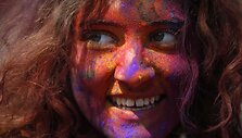 Spalvoti Holi &scaron;ventės veidai