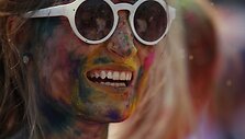 Spalvoti Holi &scaron;ventės veidai