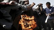 Migrantai Idomeni stovykloje i&scaron; nevilties bando pasidegti