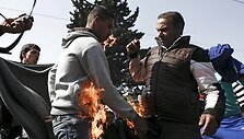 Migrantai Idomeni stovykloje i&scaron; nevilties bando pasidegti