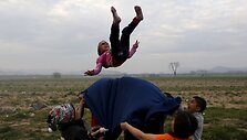 Žaidžiantys migrantų vaikai Graikijoje