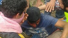 Makedonijos policija a&scaron;arinėmis dujomis vaikė migrantus prie sienos su Graikija