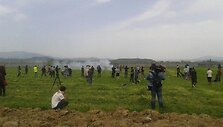 Makedonijos policija a&scaron;arinėmis dujomis vaikė migrantus prie sienos su Graikija