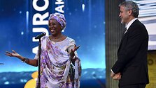 Clooney Jerevane įteikė Au&scaron;ros apdovanojimą burundietei, per karą priglaudusiai tūkstančius na&scaron;laičių