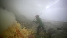 Prie Indonezijos ugnikalnio kraterio renkantys sierą vyrai uždirba centus