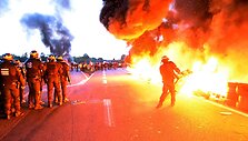Prancūzijos policija susirėmė su degalų saugyklą blokuojančiais protestuotojais
