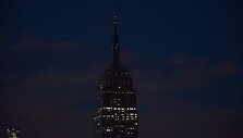 Dangoraižis &bdquo;Empire State Building&ldquo; Niujorke sekmadienį vakare aukų atminimui užtemo