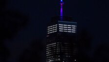 Pasaulio prekybos centro dangoraižio &bdquo;One World Trade Center&ldquo; smailė nu&scaron;vito gėjų vėliavos spalvomis