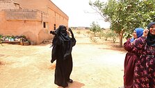 I&scaron; &bdquo;Islamo valstybės&ldquo; i&scaron;laisvinta moteris nusimetė du metus dėvėtą nikabą
