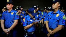 Filipinų policijai ypač trūkstant pinigų pareigūnams tenka patiems pirkti &scaron;ovinius 