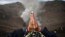 Yadnya Kasada &scaron;ventės metu Indonezijoje žmonės aukoja aktyviam ugnikalniui