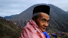 Yadnya Kasada &scaron;ventės metu Indonezijoje žmonės aukoja aktyviam ugnikalniui