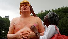 Nuogo Donaldo Trumpo skulptūra Niujorke