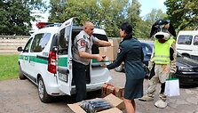 Kauno policijos pareigūnai padovanojo mokyklinių reikmenų daugiavaikei &scaron;eimai