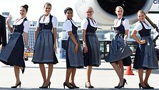 &bdquo;Lufthansa&ldquo; stiuardesės ir pilotai &bdquo;Oktoberfest&ldquo; &scaron;ventės proga dėvės tradicinius bavari&scaron;kus rūbus