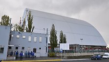 Černobylyje naujas milžini&scaron;kas gaubtas pradėtas stumti ant branduolinio reaktoriaus