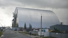 Černobylyje naujas milžini&scaron;kas gaubtas pradėtas stumti ant branduolinio reaktoriaus