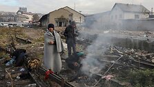 Serbijoje įstrigę migrantai glaudžiasi apleistame sandėlyje 