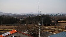 Vaikai veržiasi į Korėjos demilitarizuotoje zonoje veikiančią mokyklą mokytis anglų kalbos
