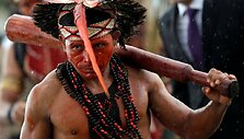 Brazilijoje strėlėmis ir lankais ginkluoti vietos genčių protestuotojai mėgino įsiveržti į Kongresą