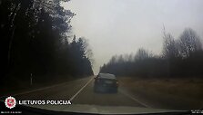 ariogaloje-nuo-policininku-sprukusio-vairuotojo-nesustabde-nei-avarija-nei-pamestas-ratas