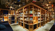 Japonijoje populiarėja svečių namai-bibliotekos, leidžiantys nakvoti tarp knygų lentynų