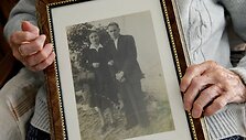 103 metų Maria Josefa Guillen laiko nuotrauką, kurioje ji su savo vyru jaunystėje
