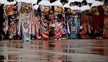 Pilnametystės sulaukusių japonų &scaron;ventė Tokijuje